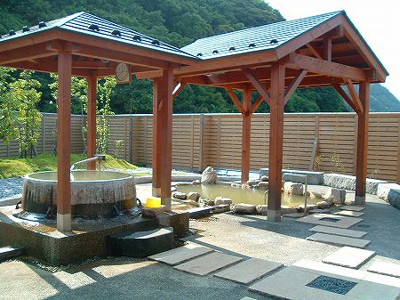 100％源泉かけ流しの湯　ゆ～らく館　露天釜風呂・露天風呂の写真